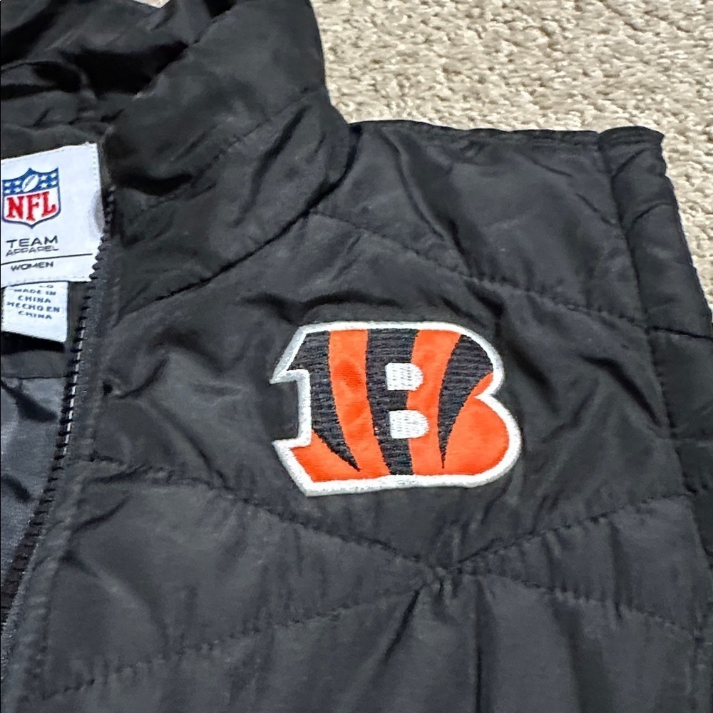 Cincinnati Bengals Women’s Black Puffer Vest XL NFL Football - Picture 2 of 7